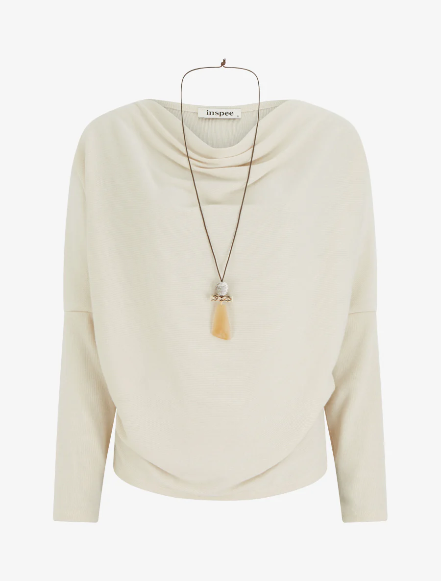 Dunne trui met vleermuismouwen en watervalhals. - Beige