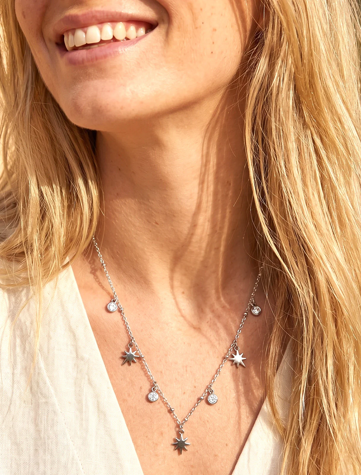 Fijne ketting met sterren en strass. - Geld