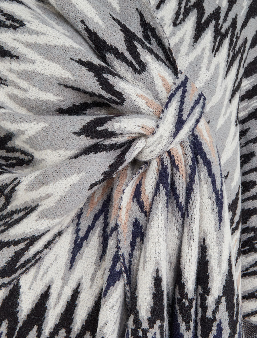 Grafisch bedrukte poncho met franjes - Zwart - Image 3