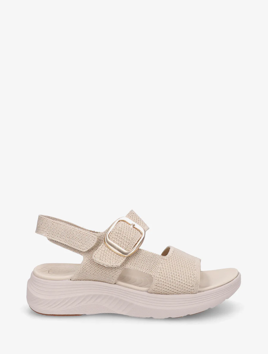 Iridescerende stoffen sandalen met gesp en klittenband. - Beige