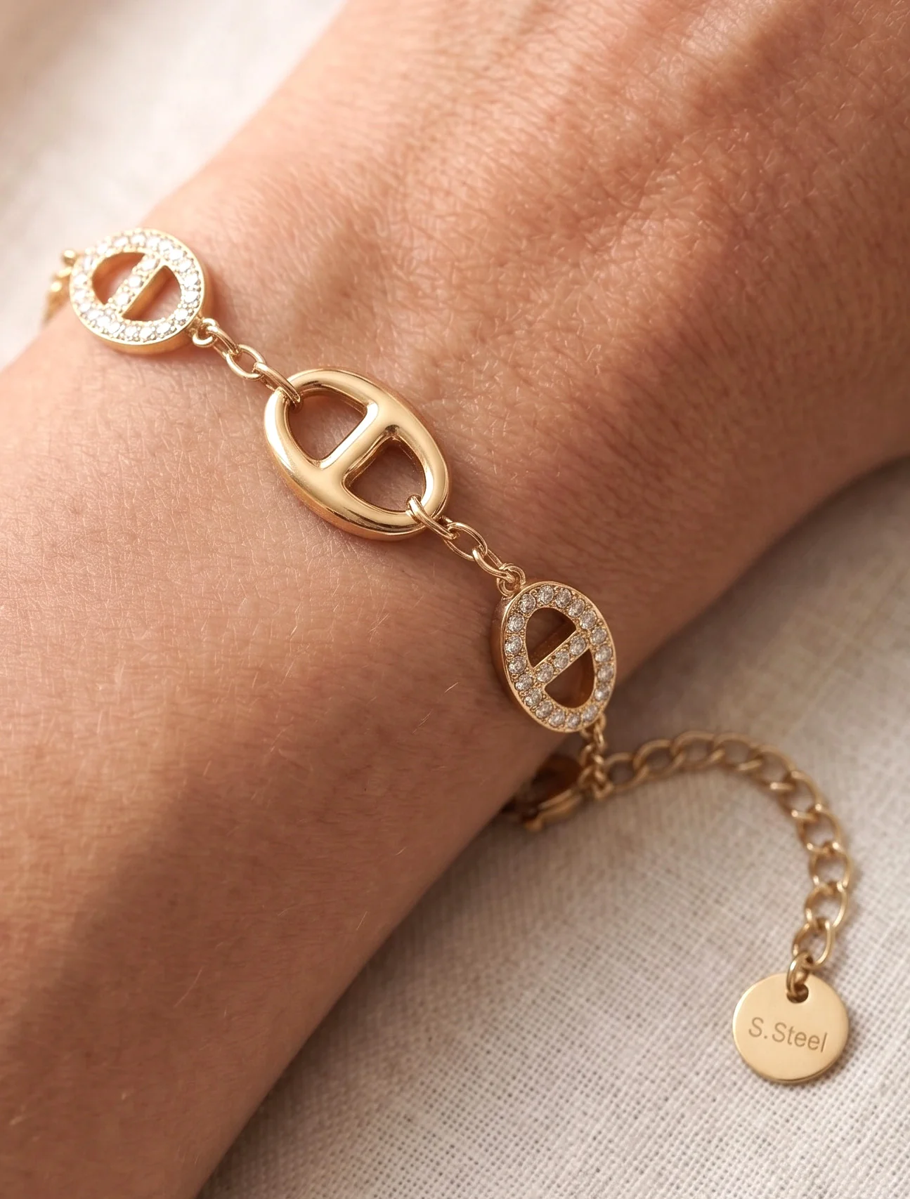 Marine schakelarmband met strass bedels. - Goud