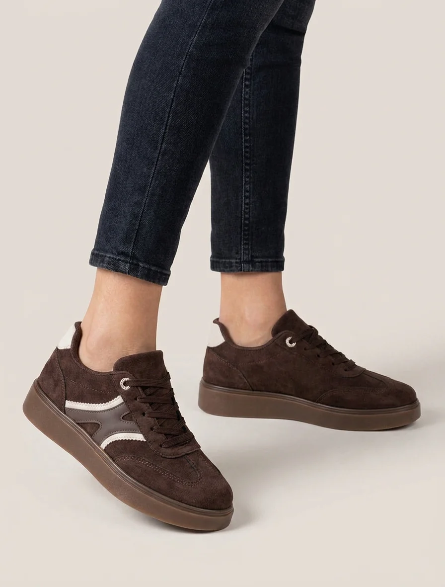 Nubuck-effect sneakers met gestanste oogjes - Bruin - Image 5