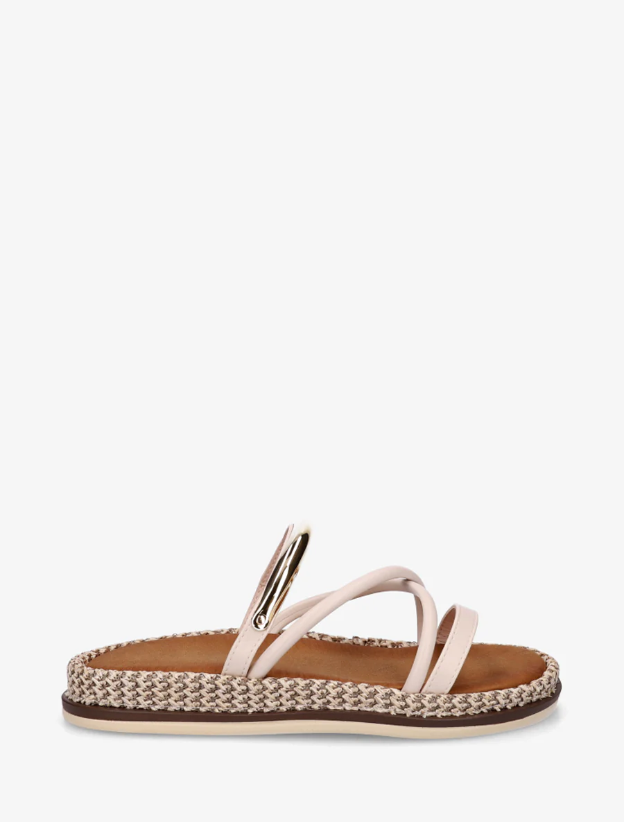 Platte muiltjes van imitatieleer met metalen sieraden. - Beige