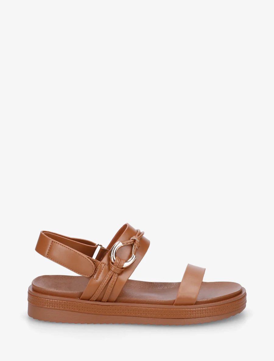 Platte sandalen met decoratieve metalen gesp. - Kameel