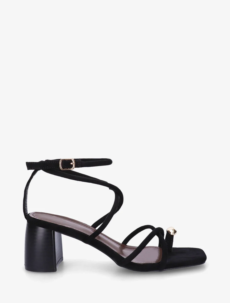 Sandalen met fijne bandjes en metalen inzetstuk - Zwart