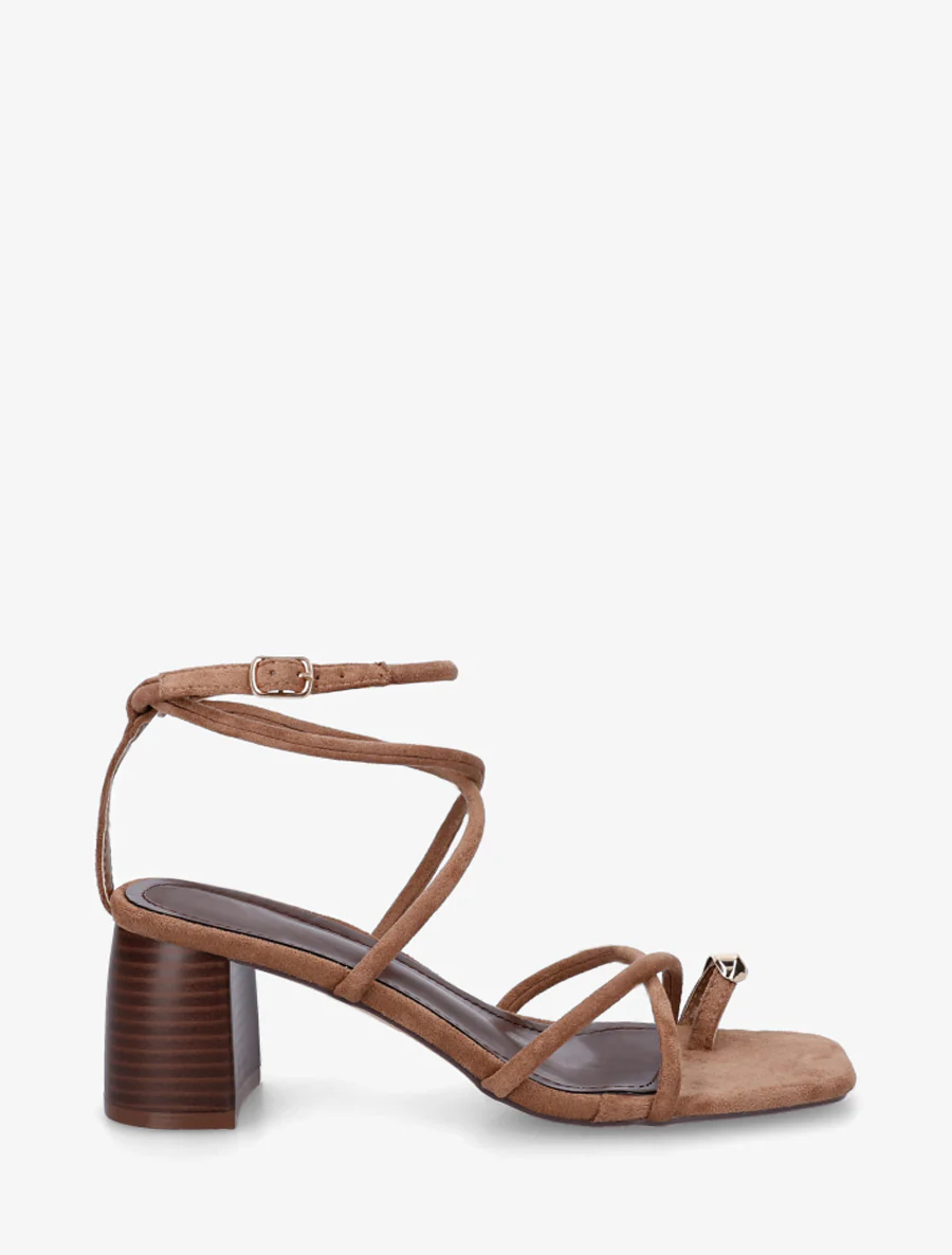 Sandalen met fijne bandjes en metalen inzetstuk - Kameel