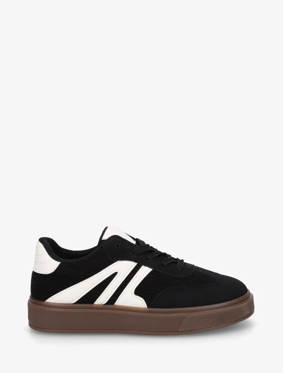 Sneakers met inzetstukken van stof en contrasterende banden. - Zwart
