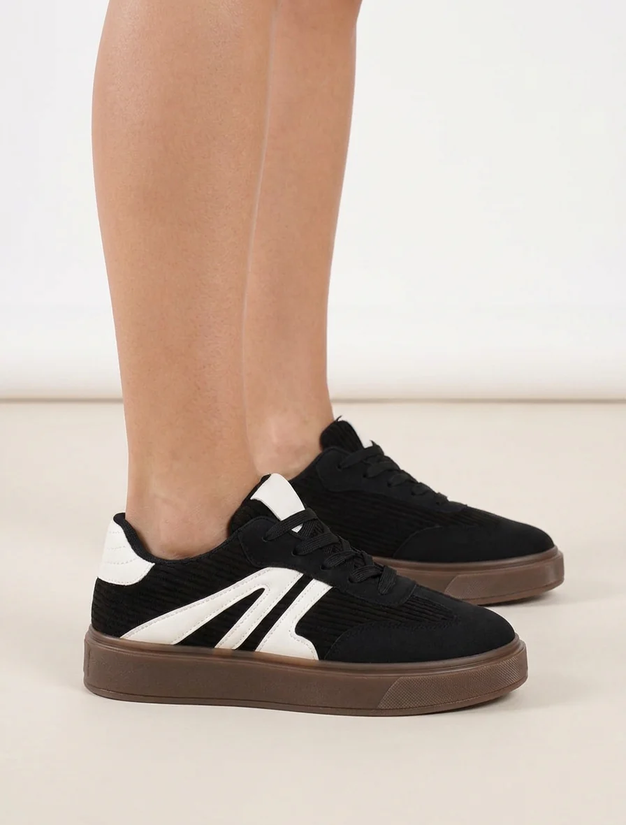 Sneakers met inzetstukken van stof en contrasterende banden. - Zwart - Image 5