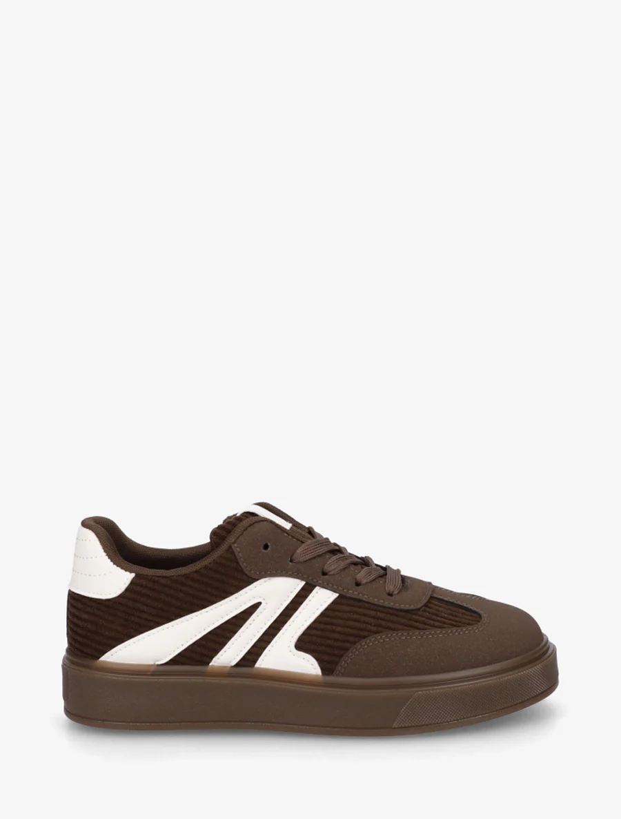 Sneakers met inzetstukken van stof en contrasterende banden. - Bruin