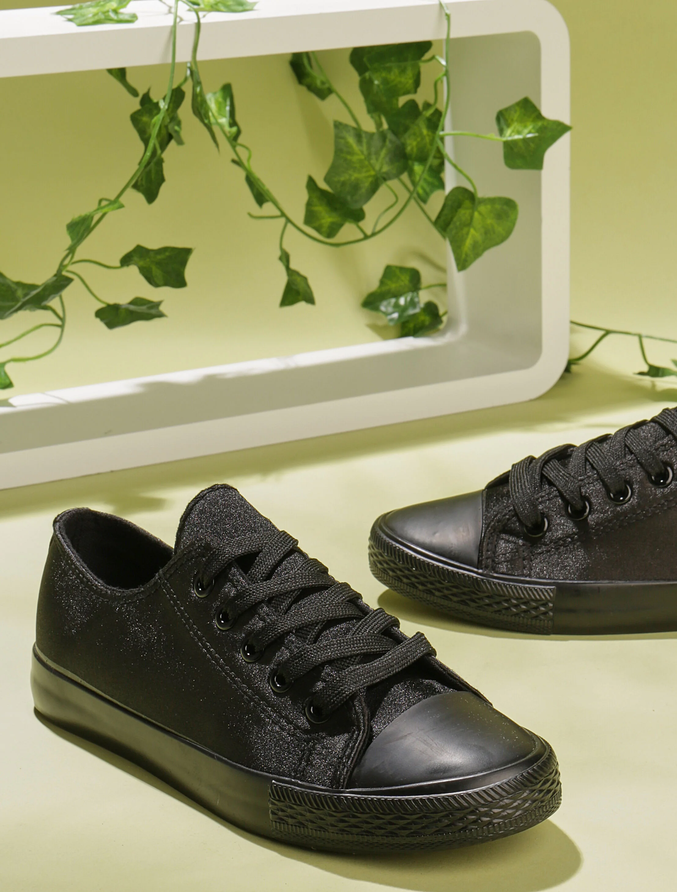 Satijnen tennisschoenen - zwart - Image 6