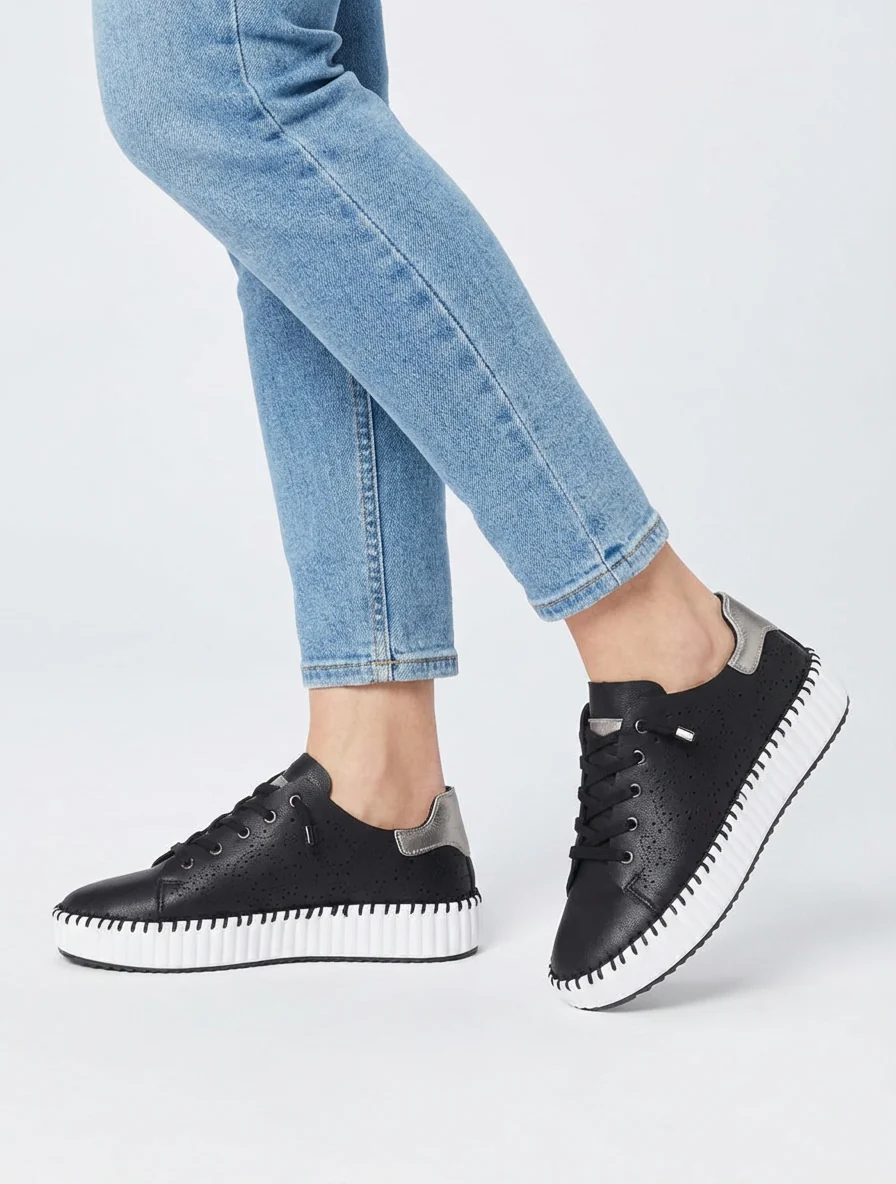 Zachte sneakers met opengewerkte patronen - Zwart - Image 5